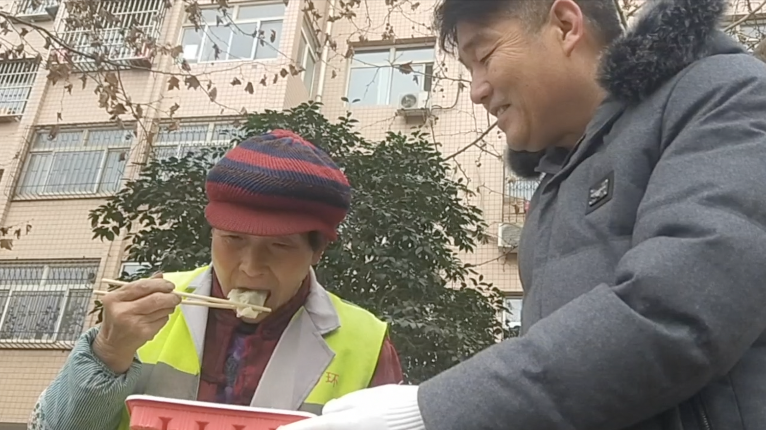 提前过冬至!大叔给环卫工送百份饺子:随时来我店里,环卫免费