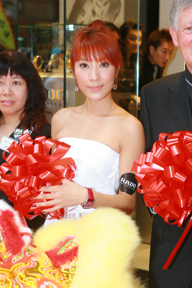 2007年6月5日,香港,杨怡出席某牌子手表旗舰店开幕礼.+++_+++rado雷达