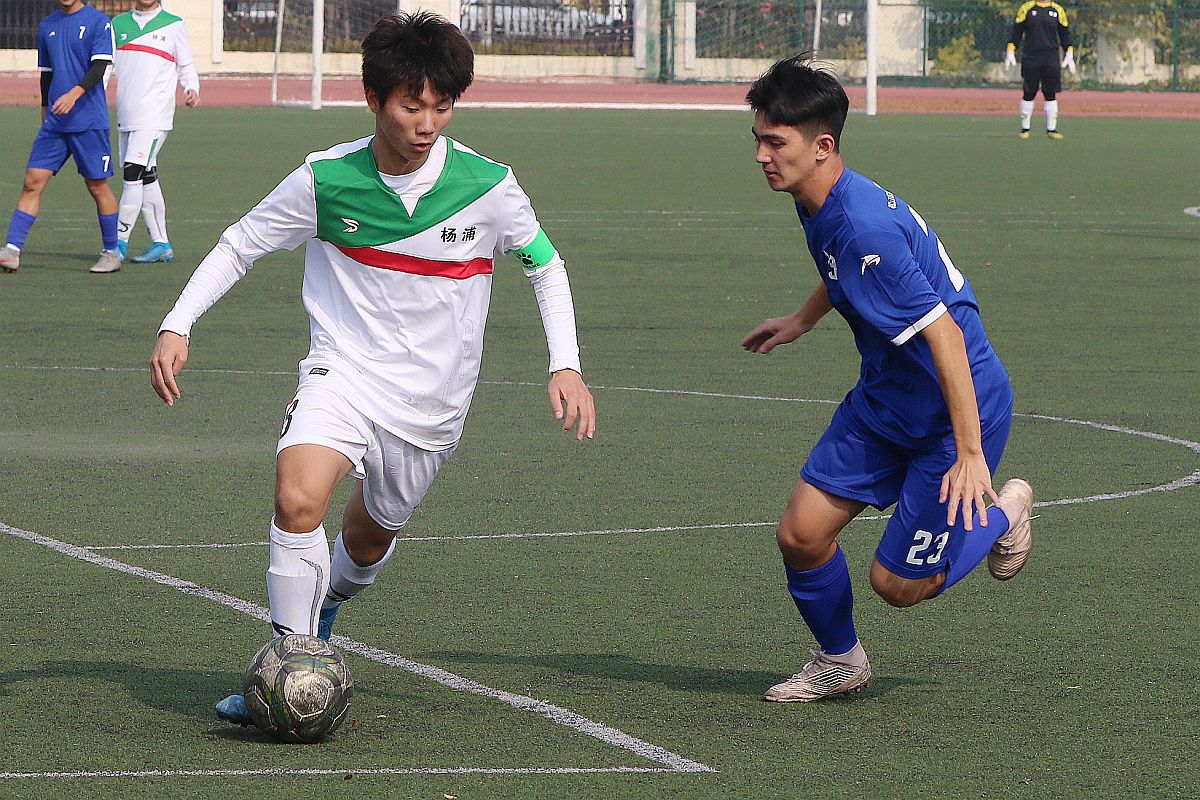 竞选大学文体部：充满活力的女大学生