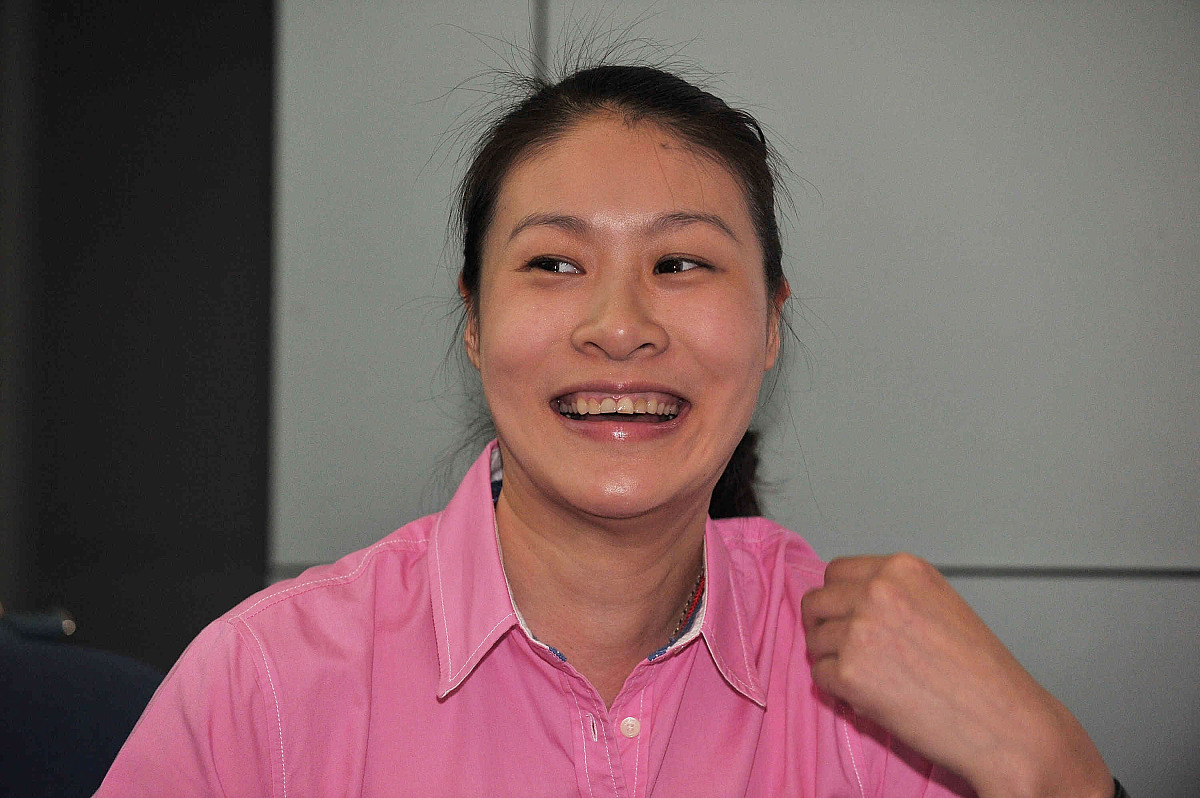 2012年6月<strong>8</strong>日,北京,排坛美女携个人小说《彩羽侠》亮相.