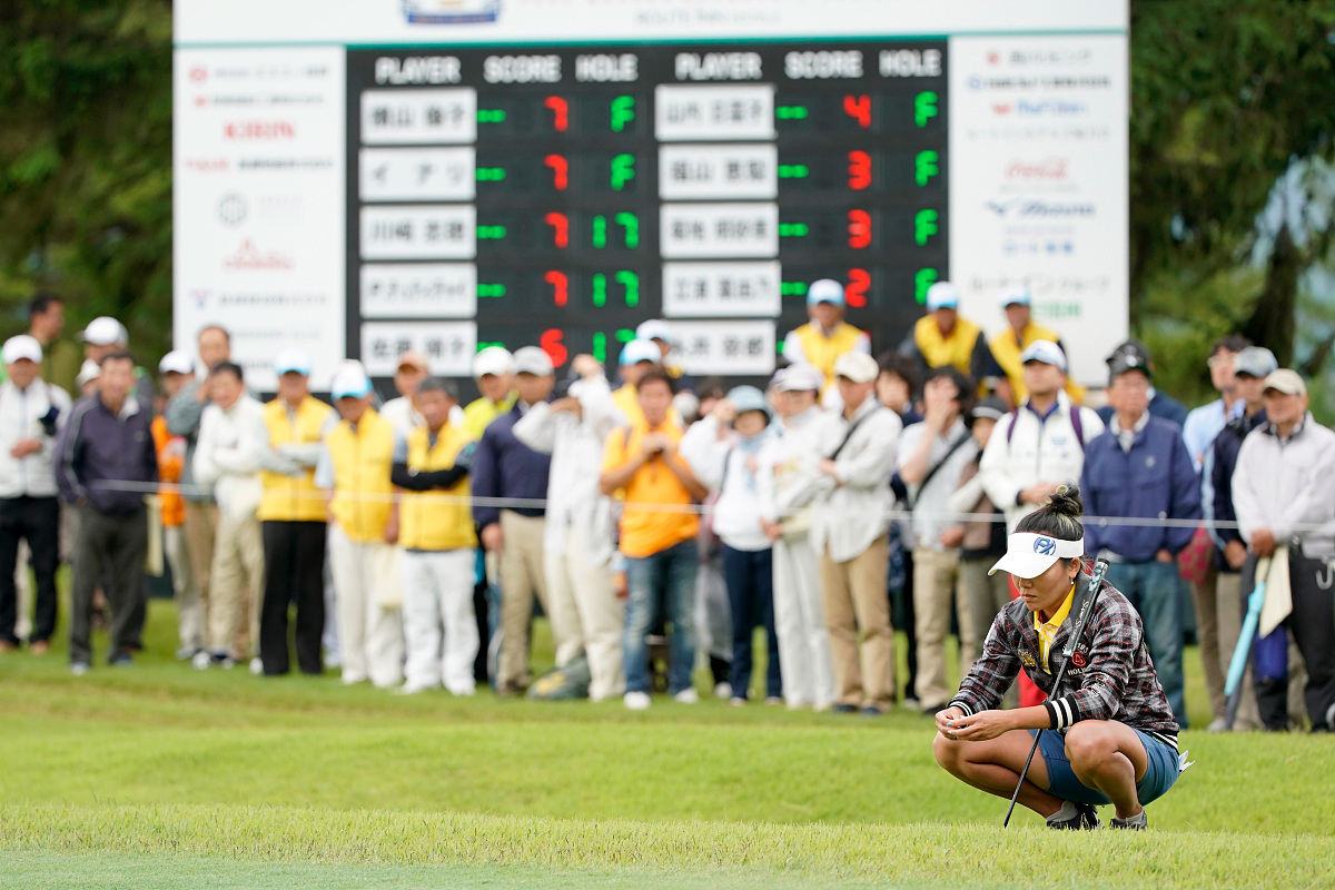ueda, ja<strong>p</strong>an - june 10:  p chutichai of thailand watches on the