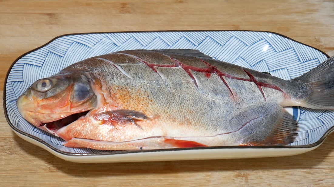 红烧鲳鱼的家常做法,外酥里嫩,肉质鲜美无腥味,快来试试吧