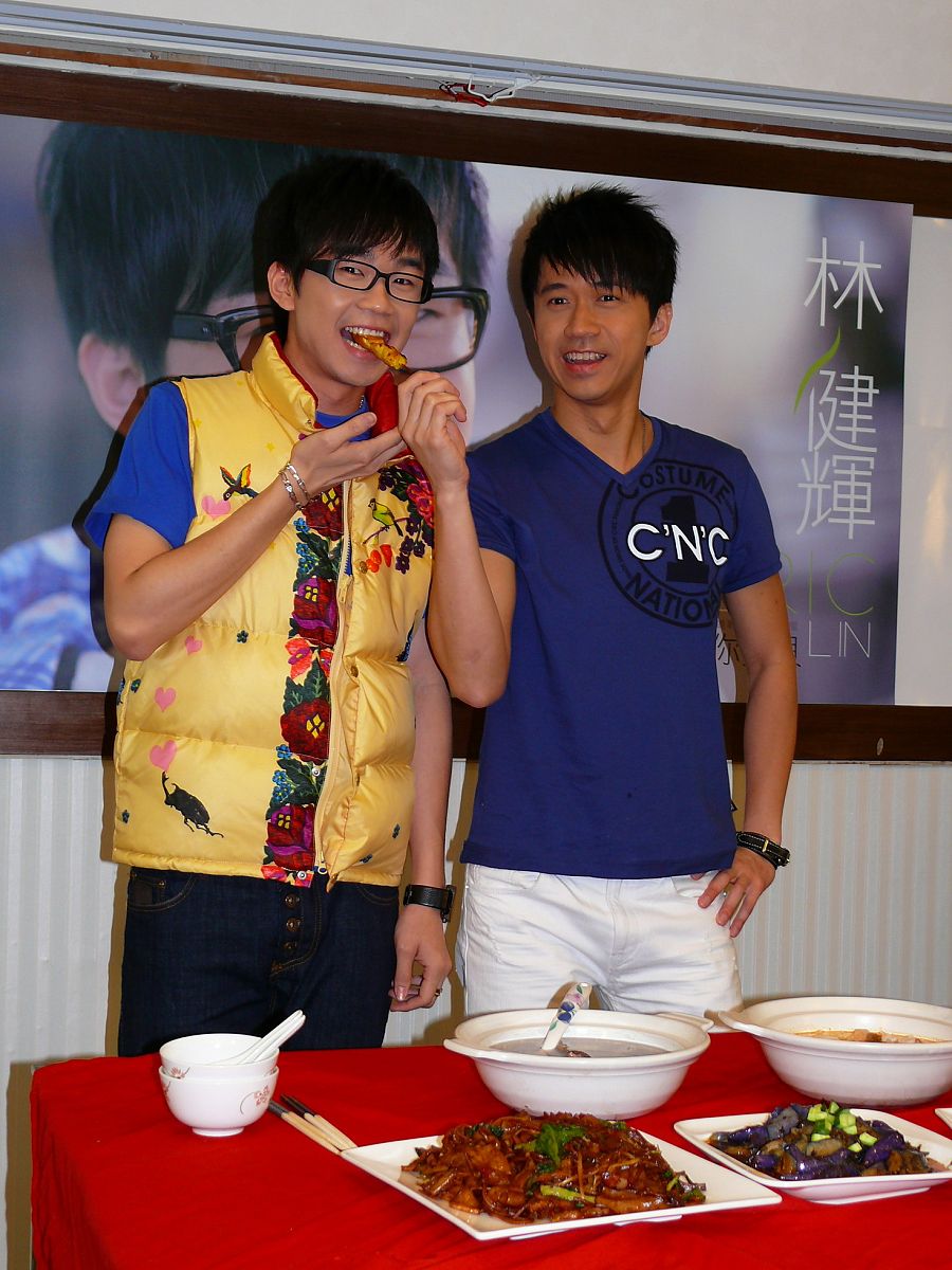 2009年3月16日,台湾,马来西亚新人林健辉发行在线单曲《我听见有人叫