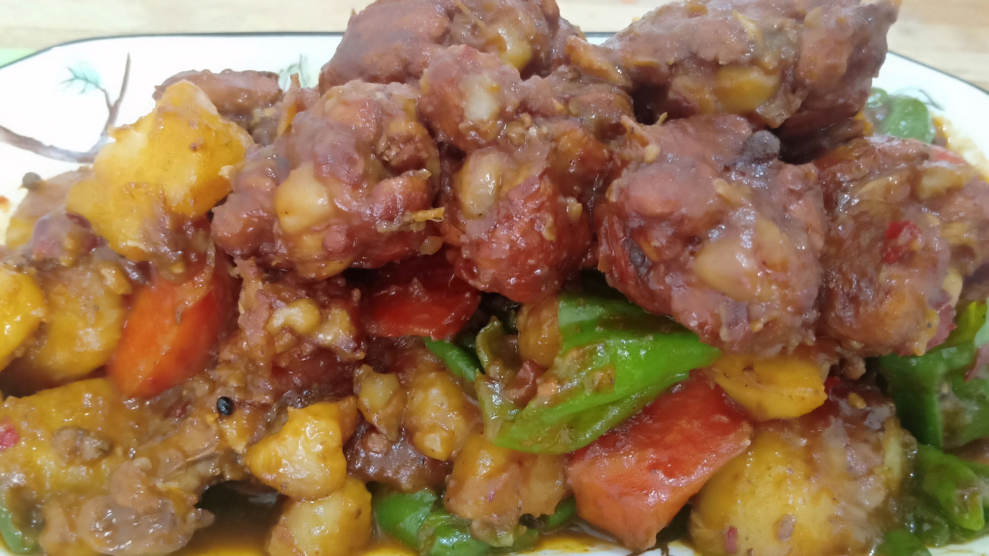 大厨教你做鸡腿焖土豆,鸡腿软烂脱骨土豆酥糯,全家都爱吃