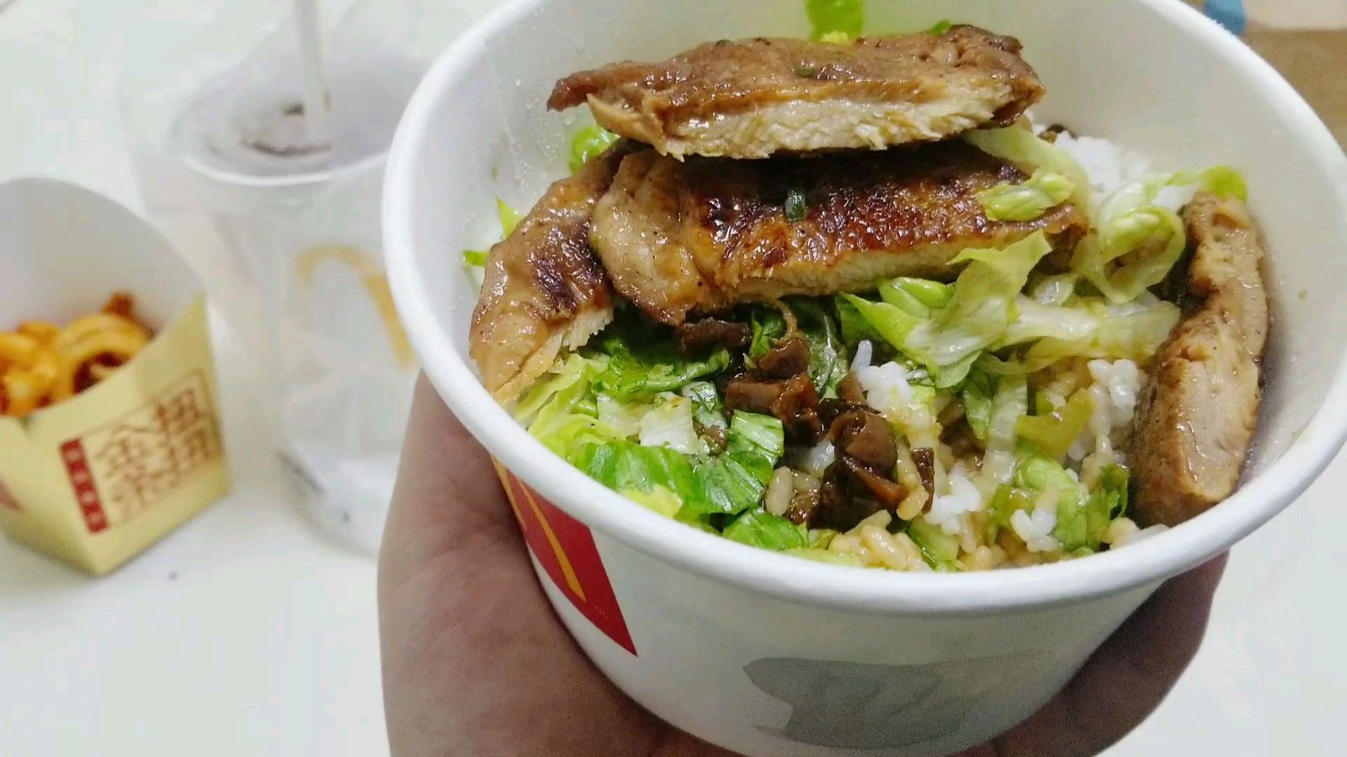 外卖40元麦当劳“鸡排饭桶饭”,里面就四片肉,比肯德基小了一半