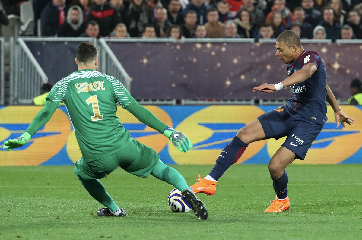 三次曲线拟合：函数 f(x) = 1/(1+25*x^2) 在区间 [-1,1] 上的拟合