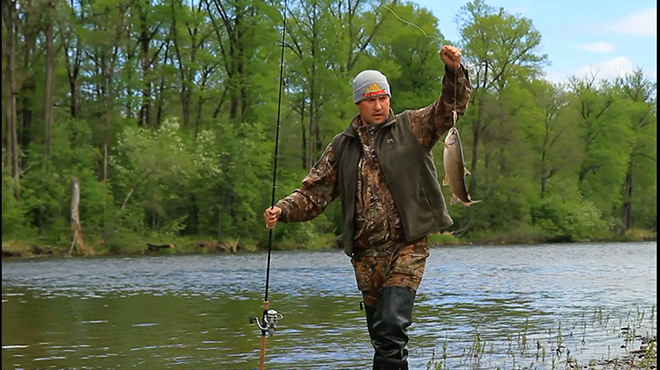 俄罗斯远东无人区绝对是钓鱼人的天堂,大马哈哲罗鲑狂钓到爽