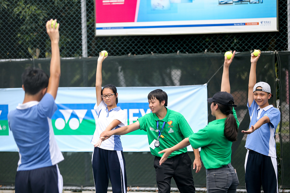 青鸟传书 交接仪式羽毛球：最佳全能选手张智豪合作办学大四〉将冠军奖杯传递给最佳进攻选手于佳研一。足球：最佳防守高捷数媒大四将红手套传递给量佳防守张左雅主持词