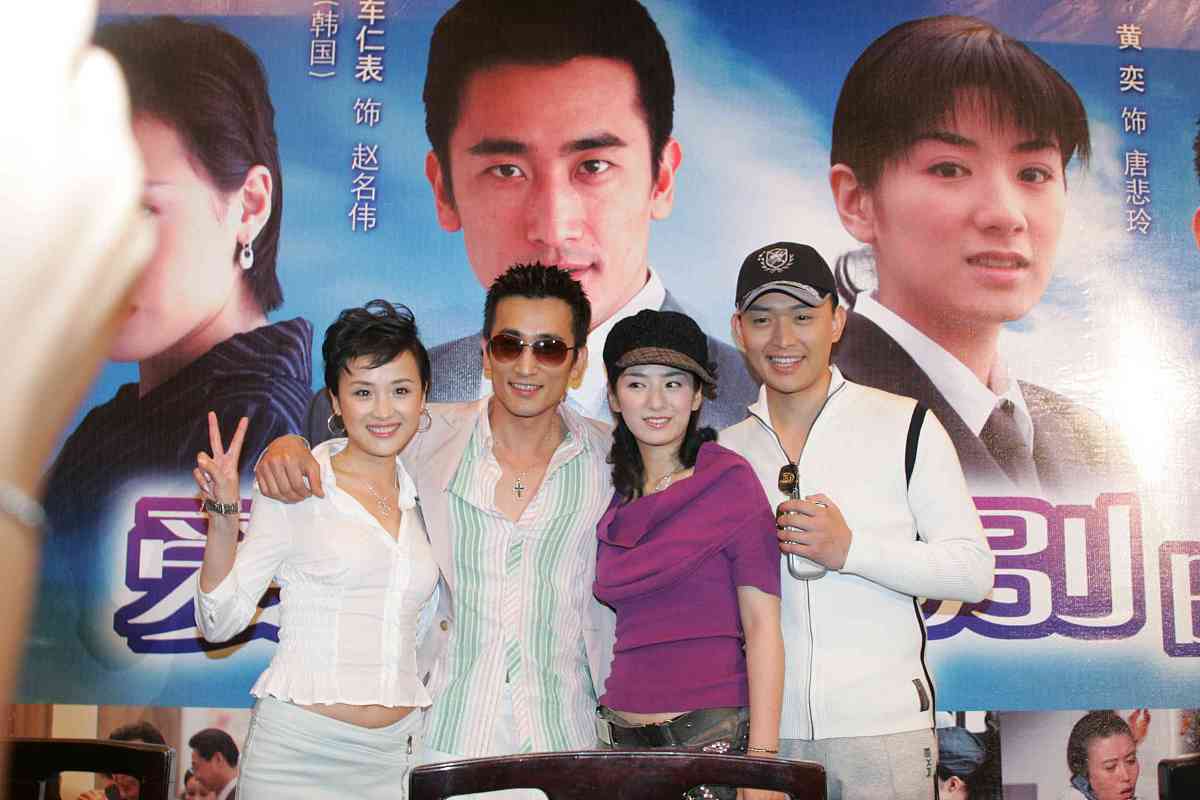 请不少于800汉字的博客文章语言要幽默口语化。主题是：香港电视剧排行榜前十名十大必看的经典港剧