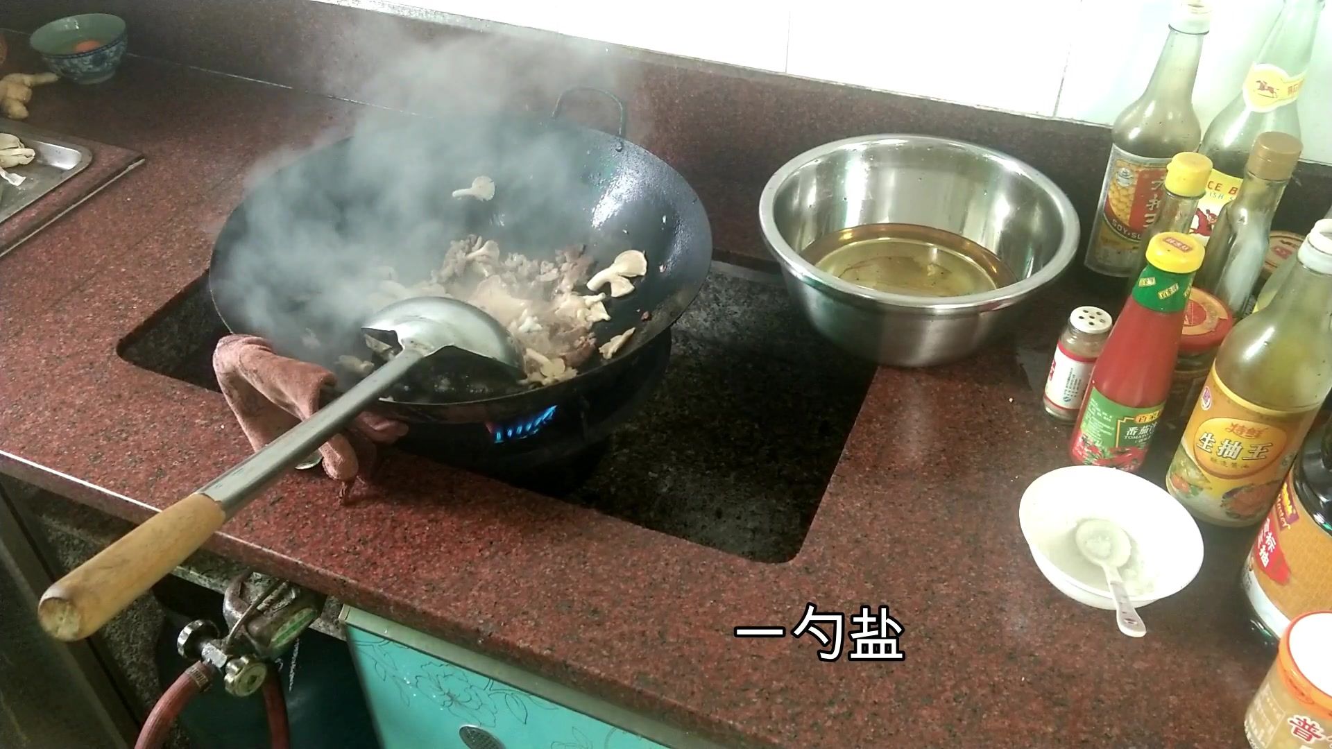 酒店新来一位大厨,工资要12000,试做了道秀珍菇炒瘦肉看看行吗