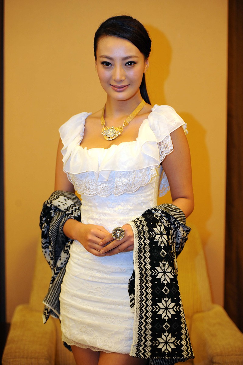 2012年12月25日,广西壮族自治区南宁市,女星性感亮相南宁一圣诞晚会.*