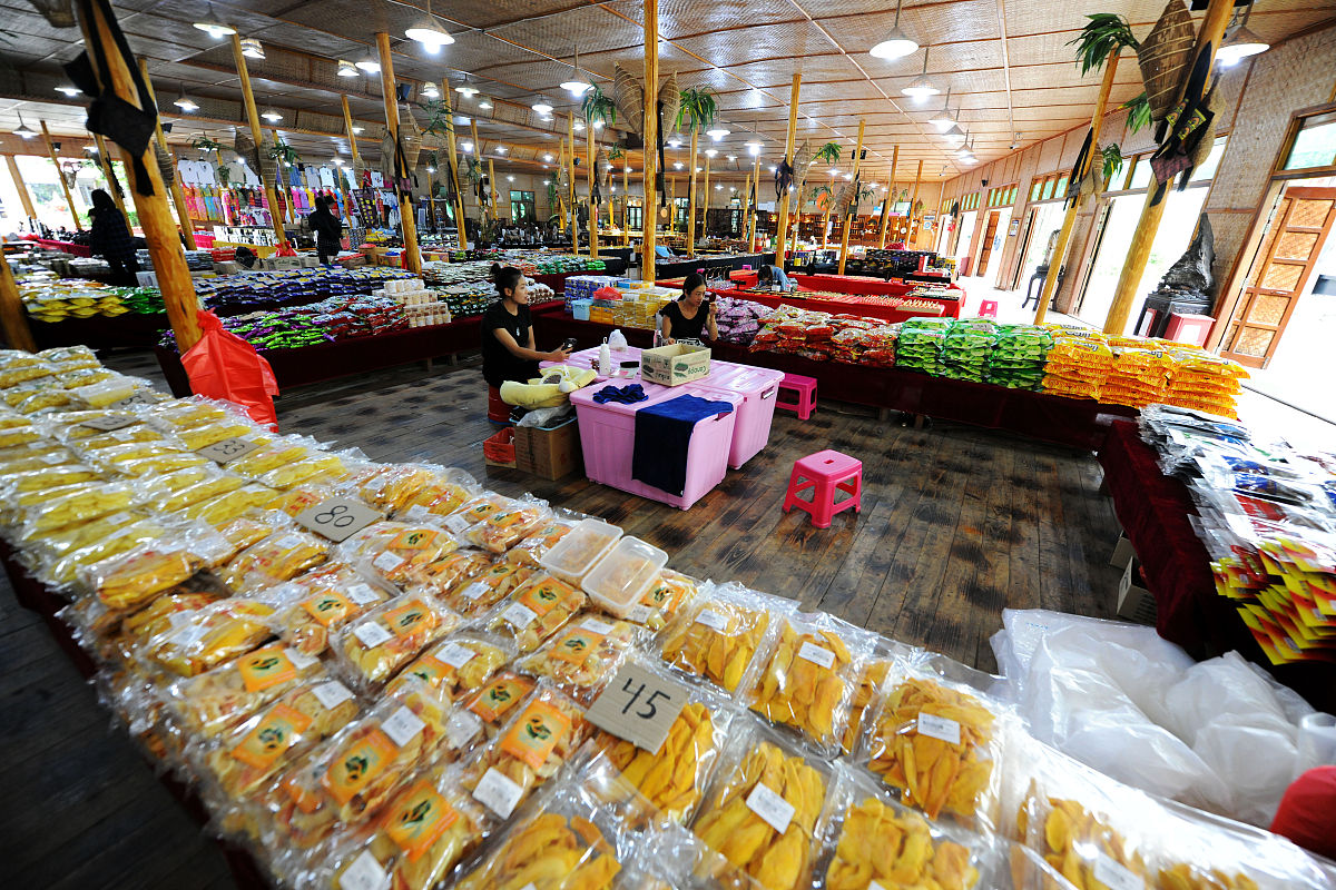 请用一下信息编写一段短篇报道：云南畹町口岸是云南唯一的非即食性冰鲜产品进口指定口岸。目前畹町口岸日均进出口货物已达6000吨。畹町边检站根据企业自身进出口货物的特点对通关方式给与指导助力企业快速通关。在中国—越南方向河口边检站率先引进车底视频监控、车底检查机器人等查验设备辅助人工查验工作货运通关时长较3年前压缩60以上。在中缅方向打洛边检站通过实时监测口岸货物通关流量变化实行分时段、分流量、分货物