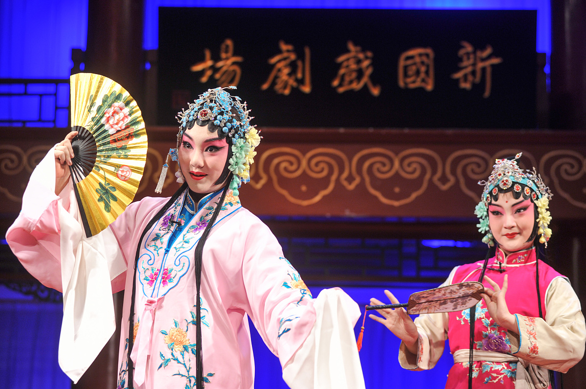 2017年5月13日,北京,大观园戏楼的新国剧剧场舞台上,演员正在表演昆曲