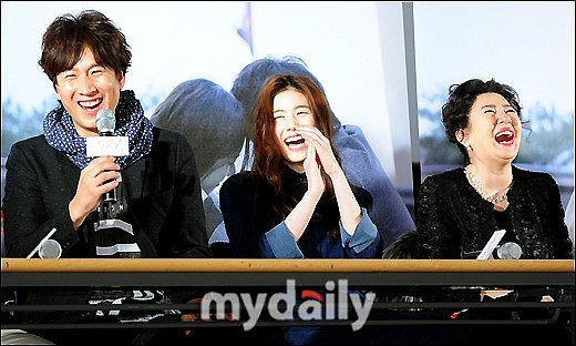 改写下面介绍以金子和领养的儿子玉的未来为中心讲述了一家人带着孩子成长的愉快而心酸的故事。