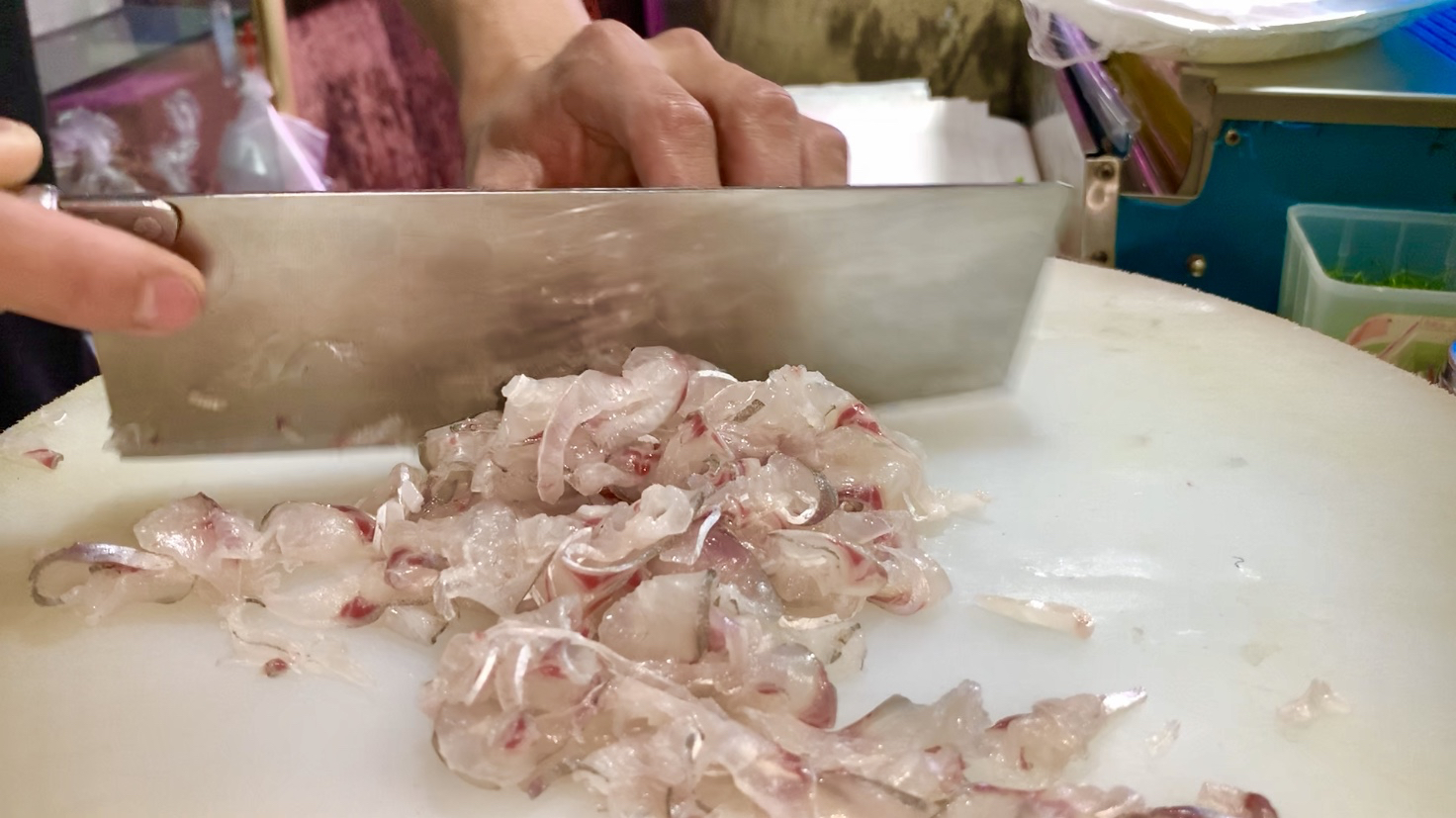 两广人爱吃的鱼生片,秘制蘸料很棒,吃一口真香啊