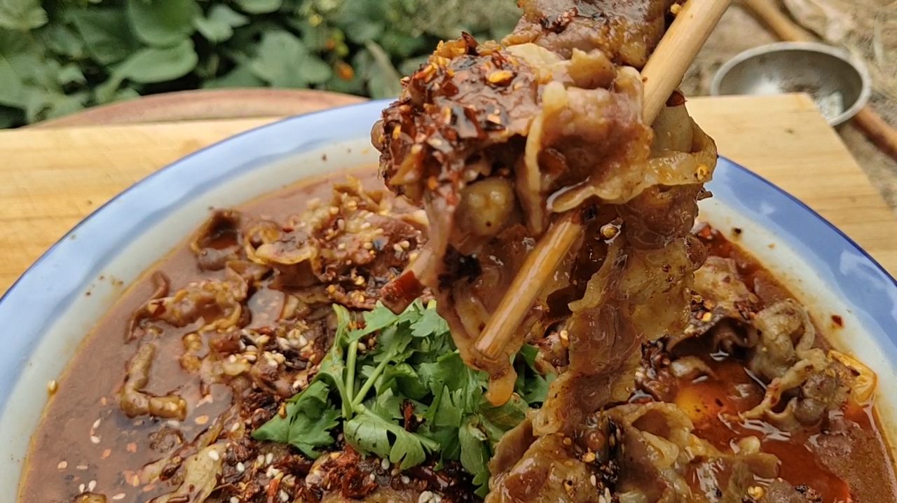 羊肉卷别再只知道涮火锅了,教你一个新吃法,麻辣鲜香一盆不够吃