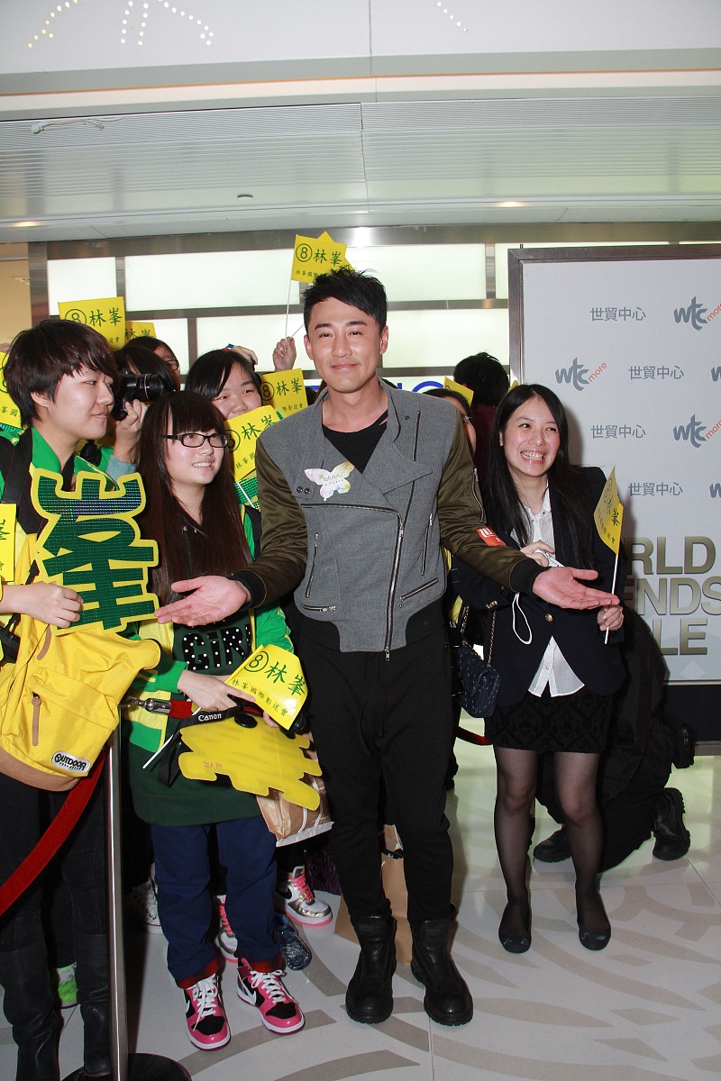 2012年12月15日,香港,明星出席某品牌活动.***_***林峰+++_+++
