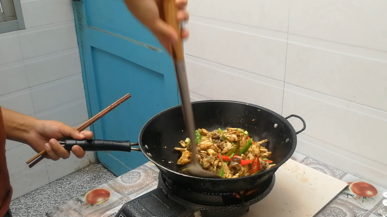 山村老话说稻谷黄青蛙壮,今天吃田鸡火锅