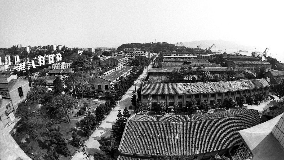 上世纪六十年代安庆市帮我用210字详细描述