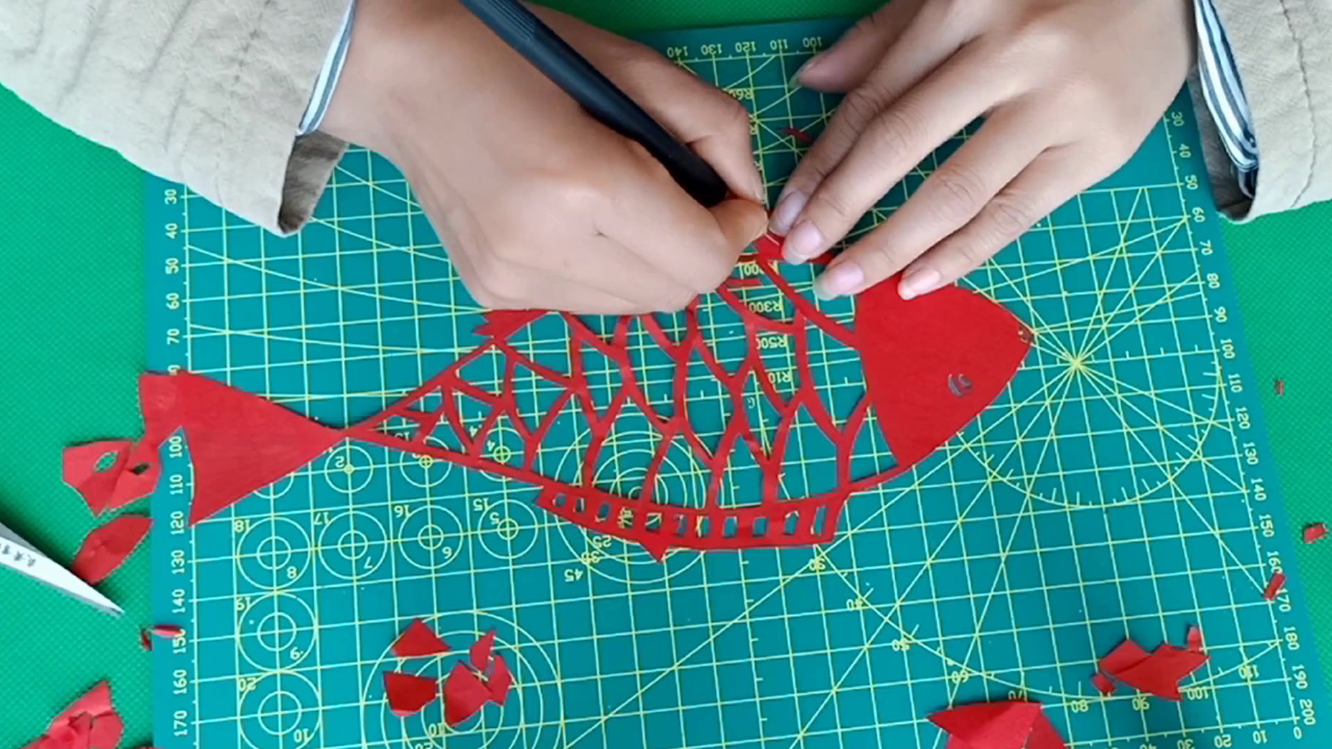 侗家妹手工剪纸,儿童剪纸入门教学视频:鱼的简单剪法简单易学