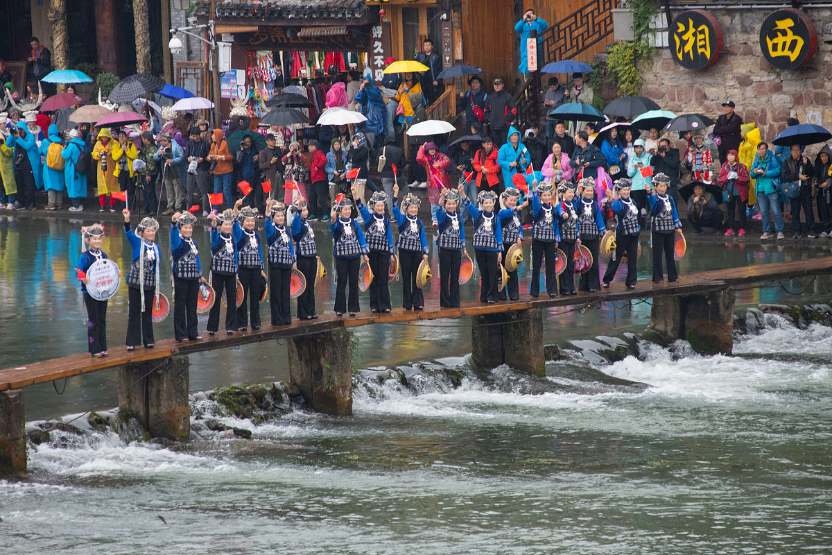 2019年10月26日,湖南湘西,第七届中国凤凰苗族银饰服饰文化节各只表演