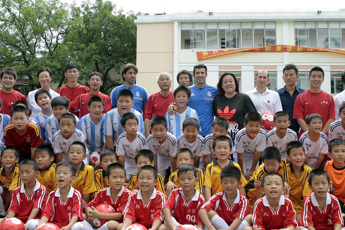 2013年9月23日,上海,皇马元老造访小学指导球技,享受快乐足球从娃娃抓