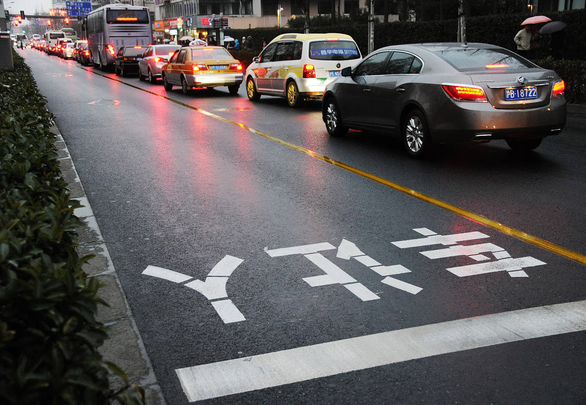 ***_***2012年02月20日,上海,杨浦区国定路特定路段的斑马线前,漆画了