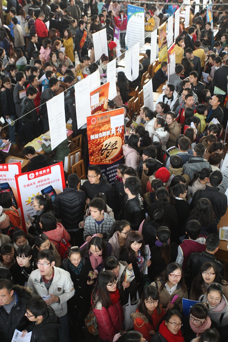 ***_***2012年11月17日,山东烟台,在鲁东大学篮球馆,大学生在2013届毕