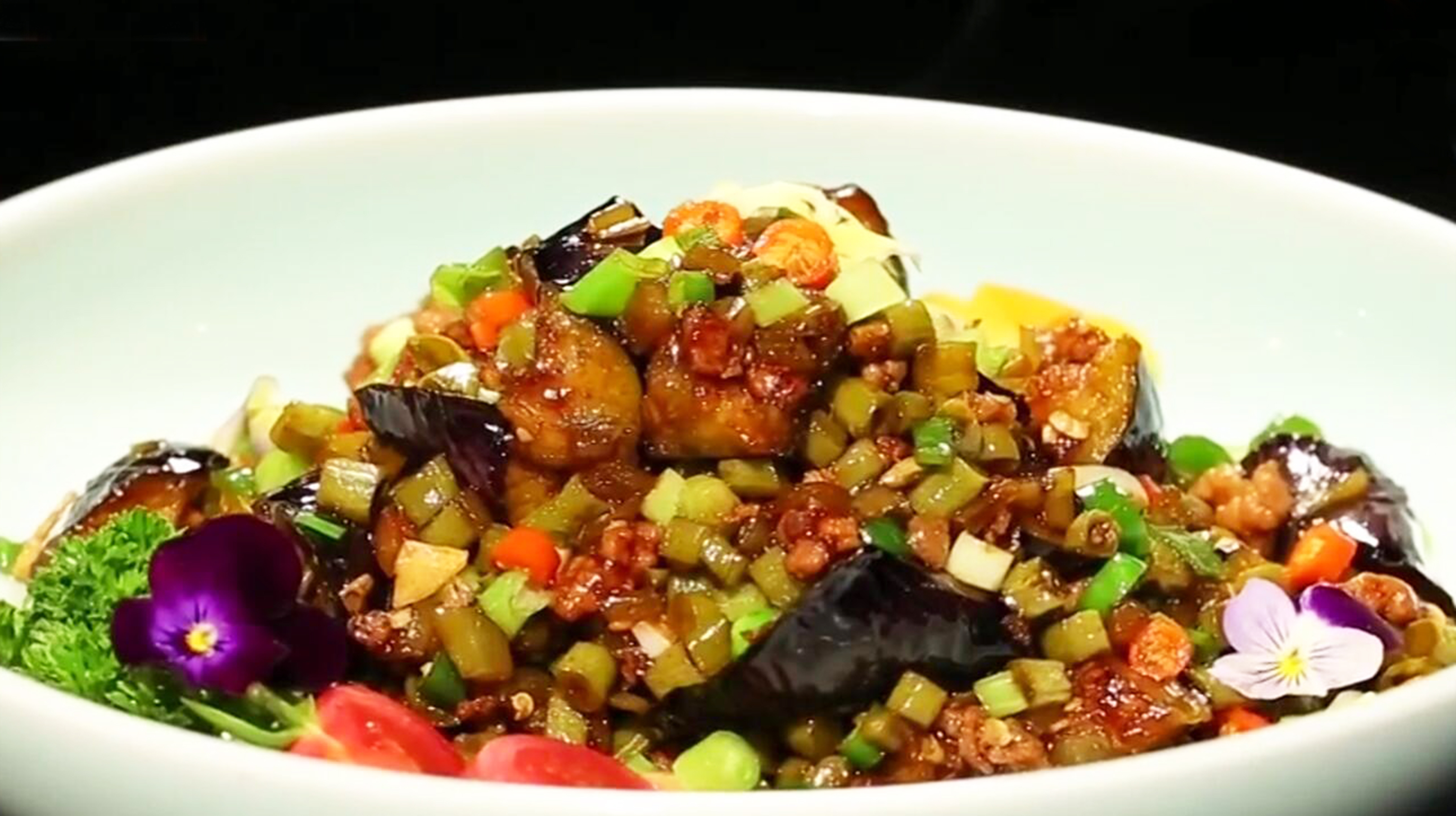 大厨教您做正宗“酸豆角肉末烧茄子”,又软又脆又省油,超级下饭