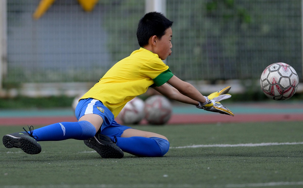 足球负重训练在足球训练中的应用研究：论文大纲