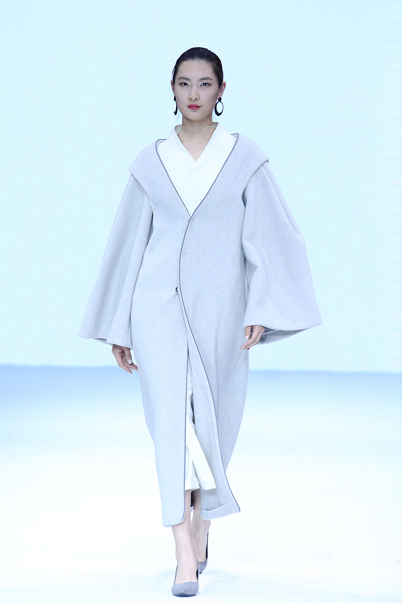 帮我写一段服装设计大衣系列设计的主题灵感带上主题的名称