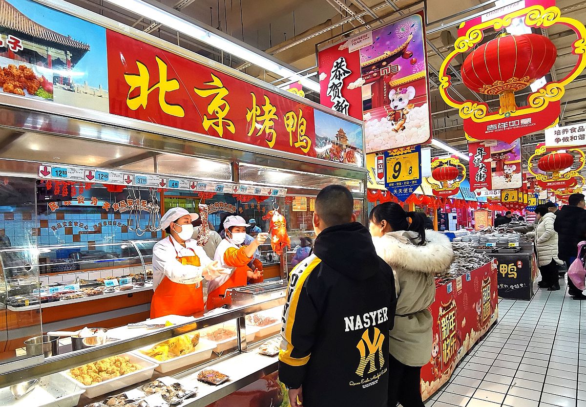 2020年1月17日,宝鸡市年味渐浓,市民正在挑选采购新年饰品.
