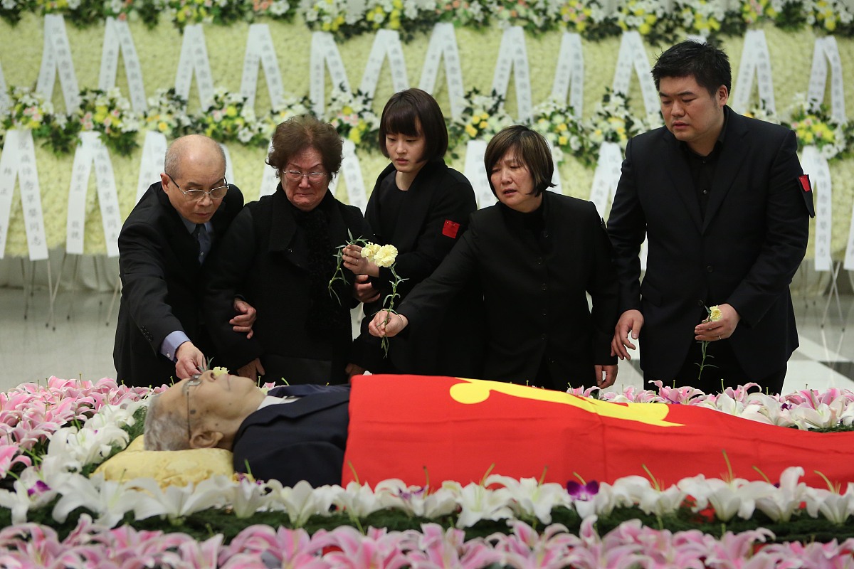 2015年11月2日,上海,著名翻译家草婴同志追悼会举行,各界人士前来送别