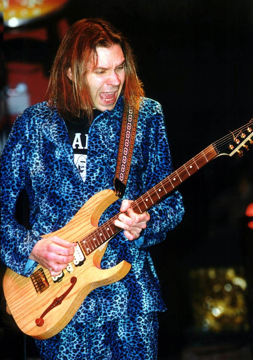 乐队mr.big的吉他手paul gilbert,被誉为世界十大吉他高手之一+++_+++