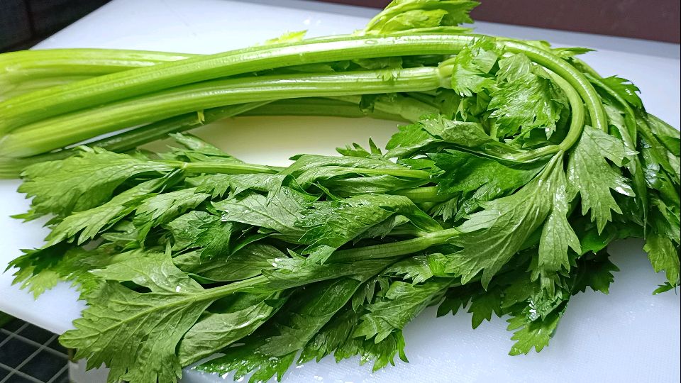 芹菜的新做法,不用炒不用凉拌,简单又美味,端上桌就抢光