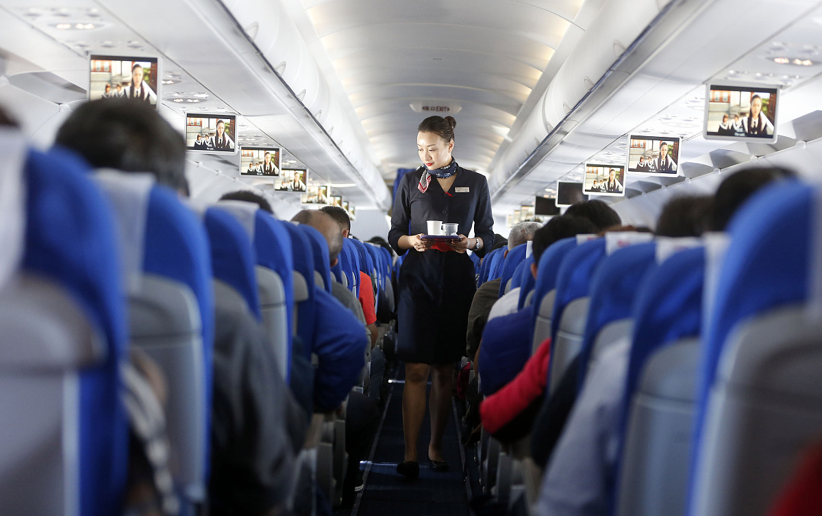 2015年3月5日,青岛,换上了空姐制服兼职空中安全员.***_***旅客们在陆