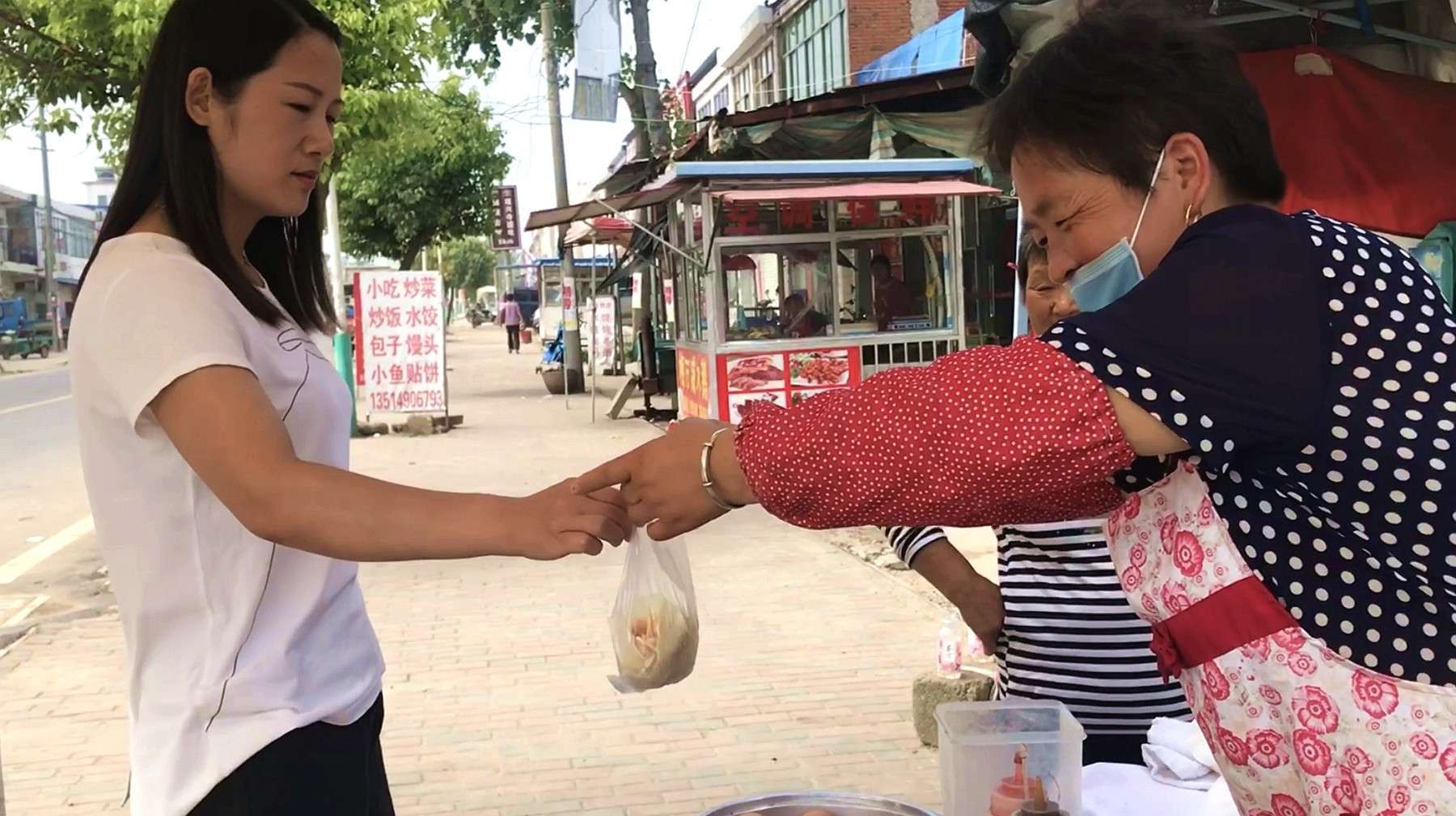 实拍:安徽定远三和陶阿姨煎饼果子,这个价格估计没谁比它更便宜