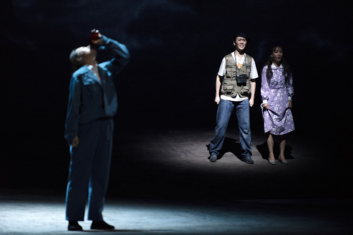 请用《等待戈多》为例子写一段话剧对话台词一个女生在黄昏边上的长椅等待的故事用荒诞黑色幽默的形式全程不提一句等待但围绕这等待这个主题