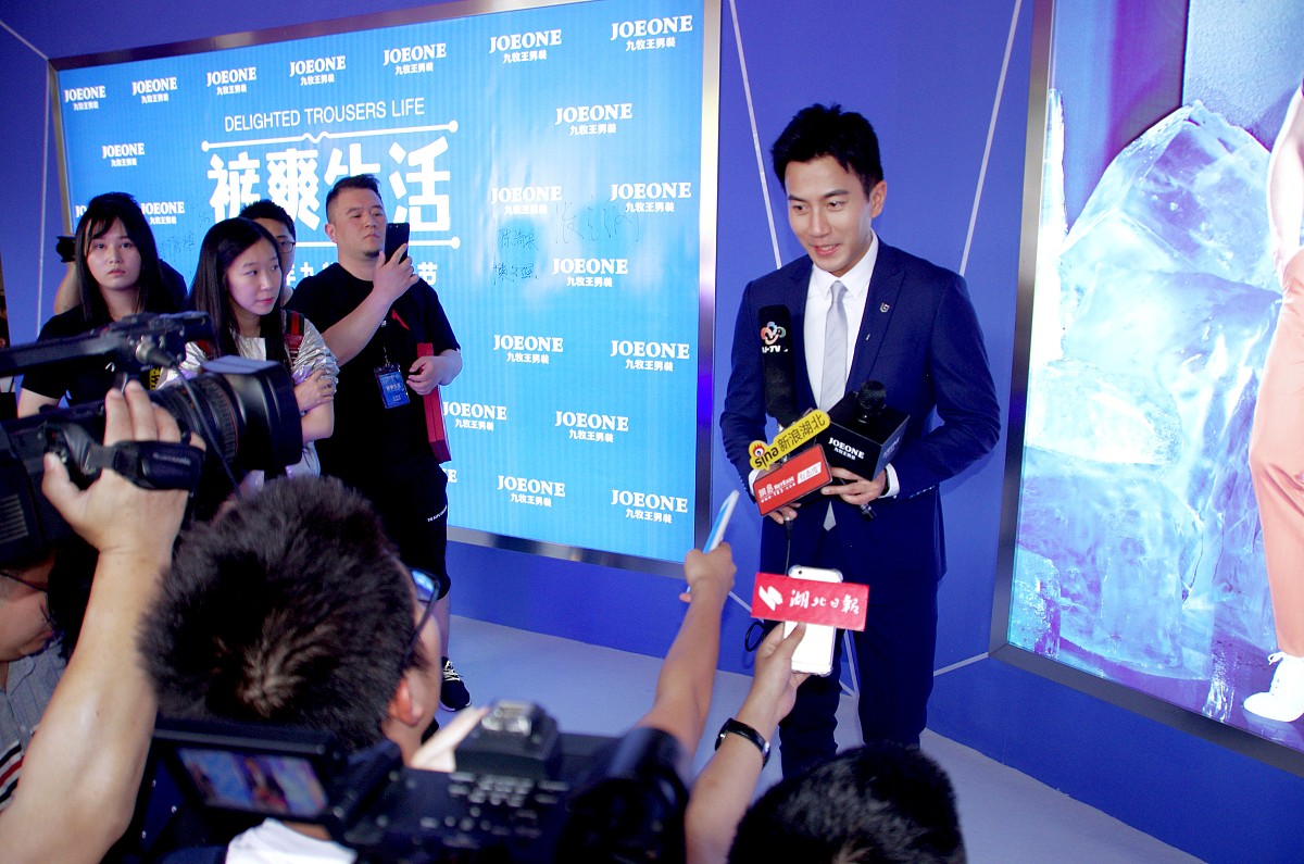 "好爸爸"刘恺威亮相武汉西装革履帅气逼人  遭阿姨粉围堵大方送抱抱
