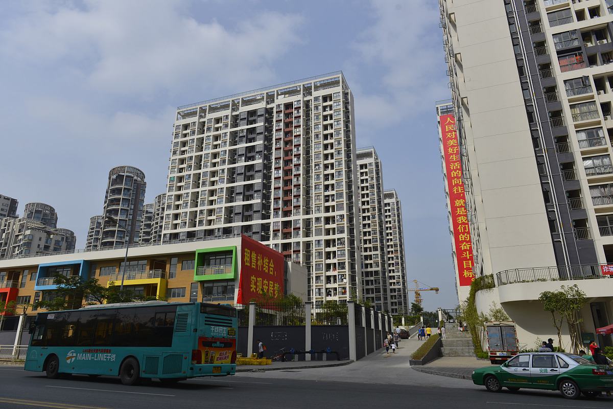 中国是人口大国因此就业人数遍布各地。城市中大部分都是外来务工人员他们首先要解决的就是住宿 问题。租房是必然选择随着务工人数的不断上升租房的需求也会持续扩大。租客直接通过系统进行房屋的租赁并且可与房东交流不用四处奔波苦恼租不到满意的房子。整个系统中会从位置、价位以及相关配置进 行设定房客可通过平台寻找一目了然。