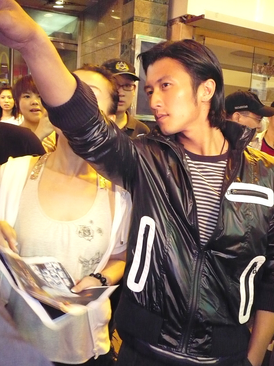 2007年5月29日,香港,谢霆锋于铜锣湾闹市为内地某牌子便服拍摄平面广