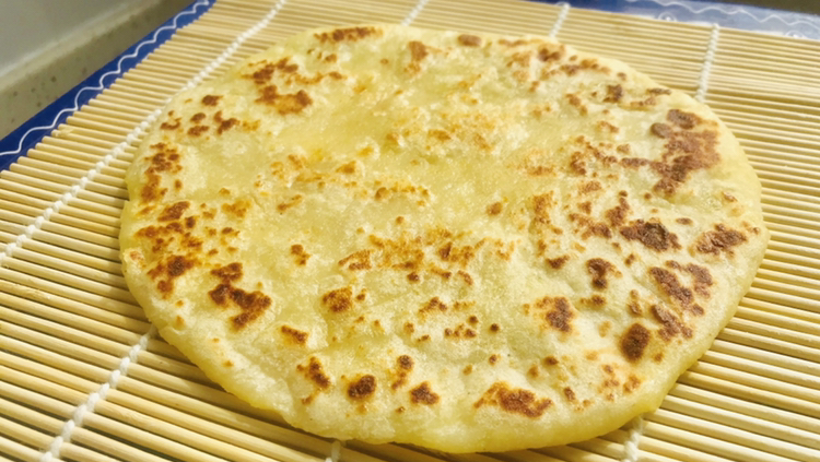 草原天路农家院五块一张的山药饼,在家做不用一滴水非常简单