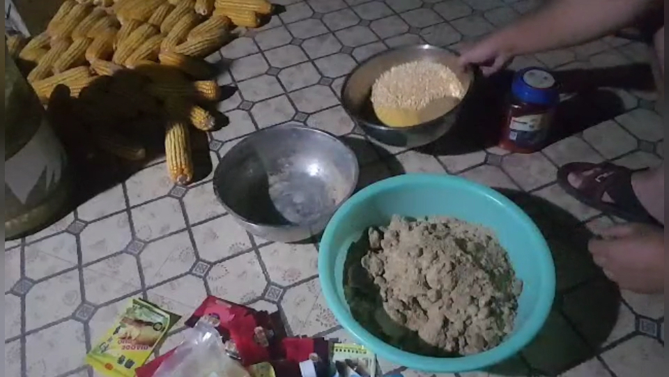 自制菜籽饼鲫鱼窝料过程分享,天气降温了刚好钓大鲫鱼