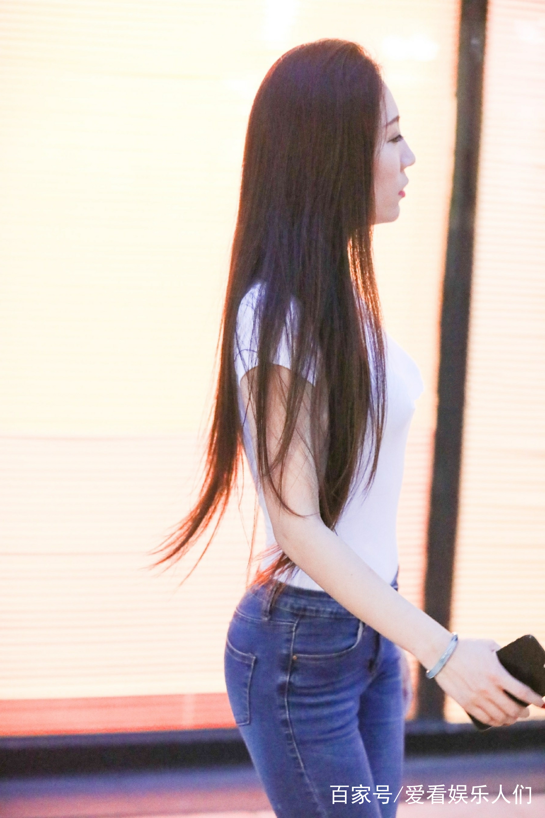 街拍:图一丰满的美女和图五骨感美的女神,你会选谁做你的秘书