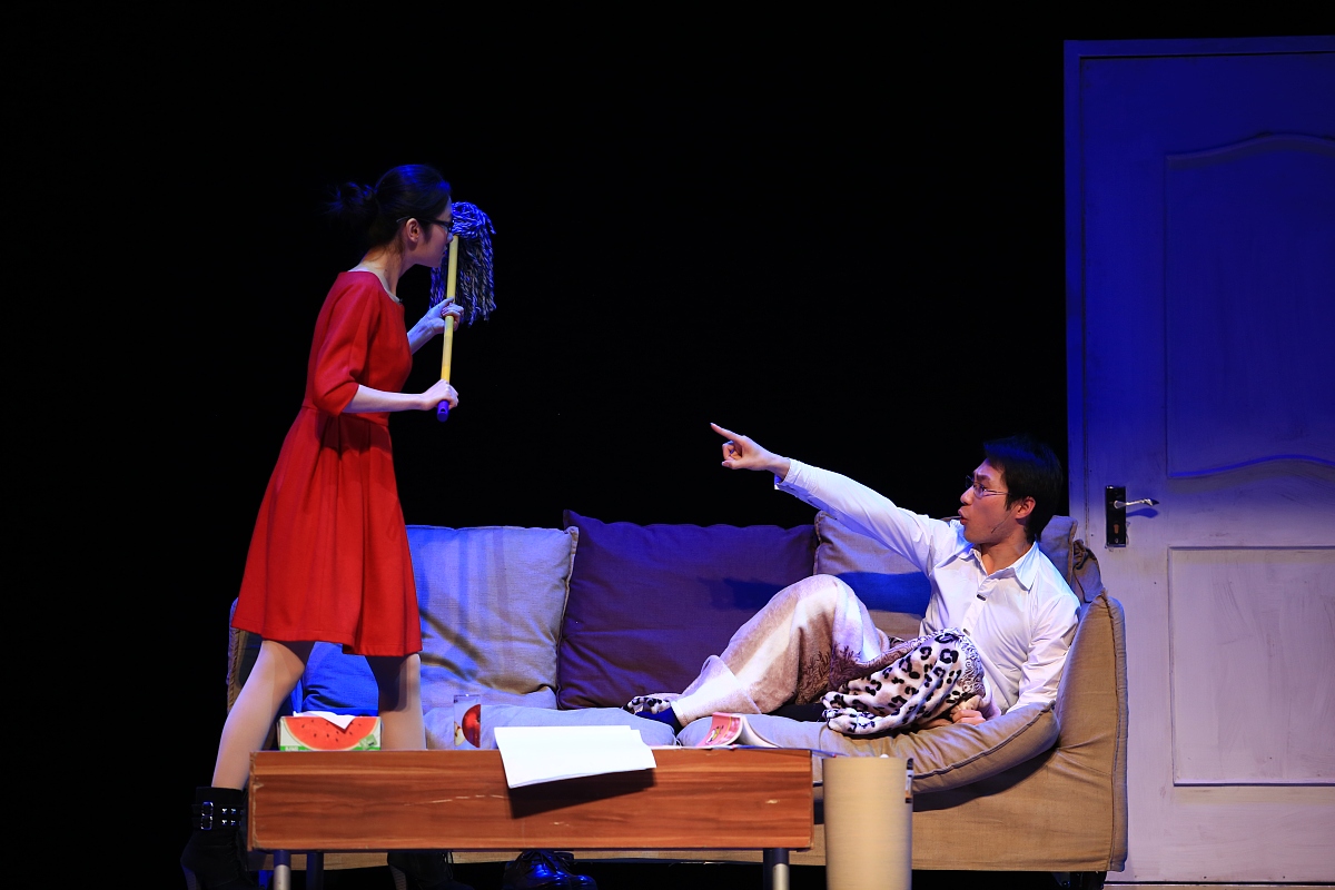 根据以下年会情感话剧剧本《婆媳和好》编写一个故事梗概年会情感话剧剧本《婆媳和好》人物婆婆、媳妇小芳、儿子阿明、李大嫂 道具：一桌子、三把椅子、脸盆、碗筷、围裙、假发 第一幕婆婆：出场走到舞台前中间我这人真是命苦自从生下儿子后孩子他爸就就开始有点哽咽抽泣撒手而去了！。我历经千辛万苦好不容易才把宝贝儿子拉扯大给他盖了房子娶了老婆哪知道他们结婚都三年过去了我那儿媳妇的肚子„„哎呀还是扁扁的毫无动静。我这