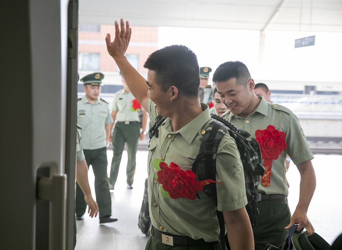 现在要给90年代上海武警总队第一批退伍人员拍摄一条创意短视频这些退伍人员当初没有得到很好的退伍安置给我一份好的创意方案创意要有新意并给一份拍摄脚本和分镜头