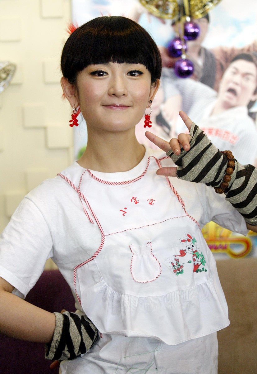 2007年2月5日,国内娱乐圈多栖明星谢娜身着一件可爱的小宝宝肚兜来到