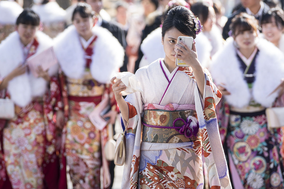 当地时间2020年1月13日,日本东京,大量女孩子穿着传统服饰参加"成人礼