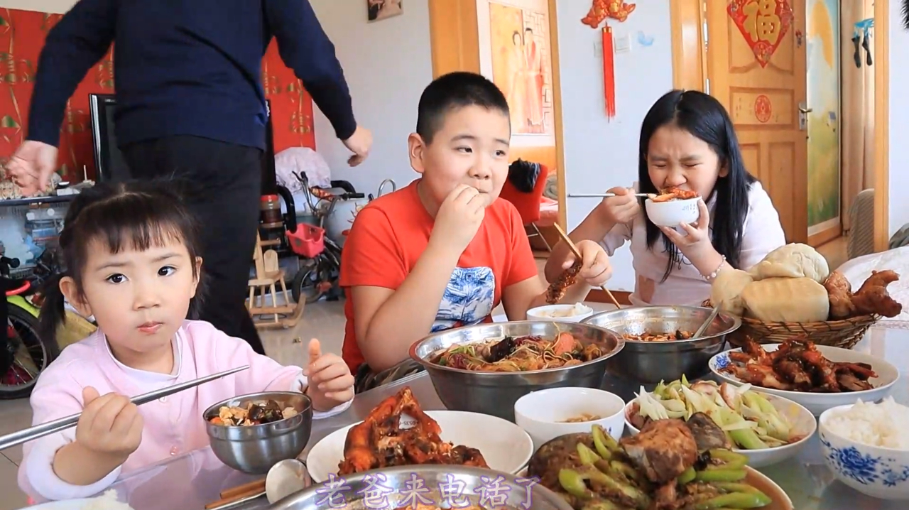与丈母娘一家小聚,炸鸡架麻辣拌,焖鱼炒菜,一家9口其乐融融