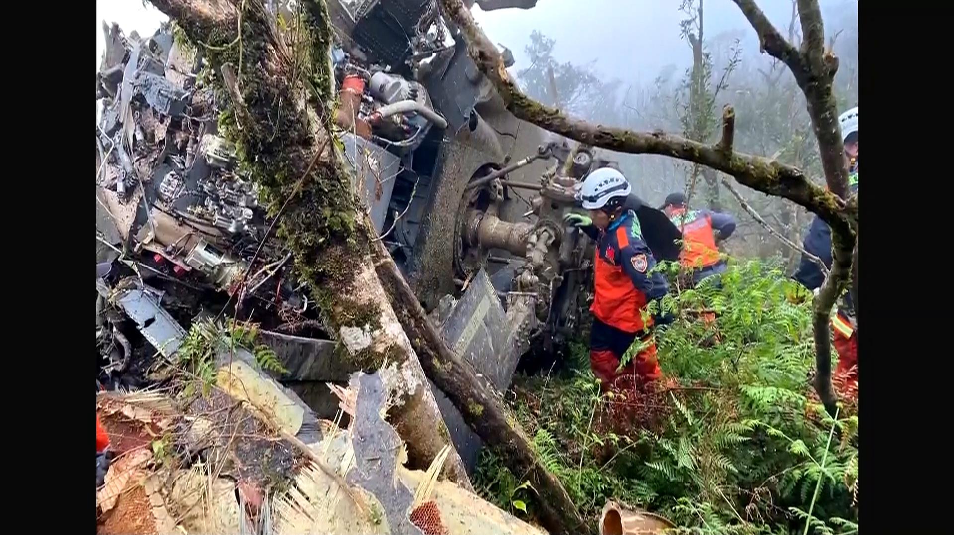 [图]“黑鹰”直升机机头坠地 前排8人遇难后排5人幸存